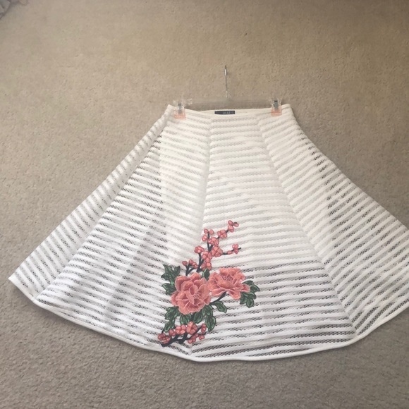 Quiz White Meshed Skit lines with floral - Picture 3 of 6